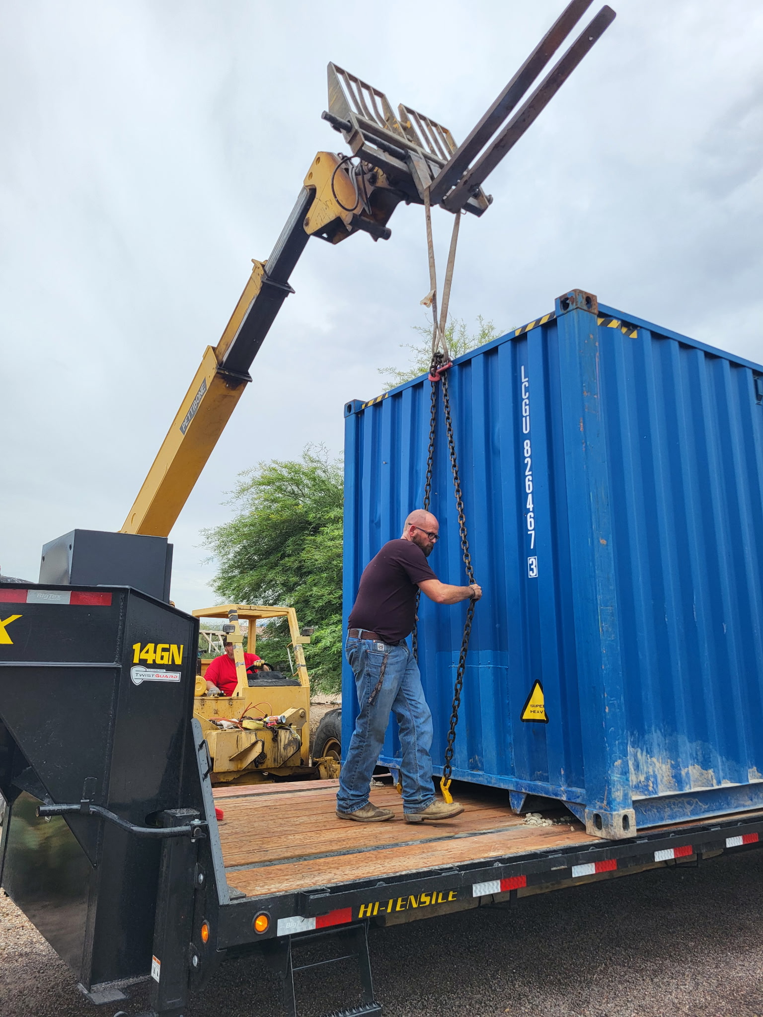 Loading a container with chains and a telehandler