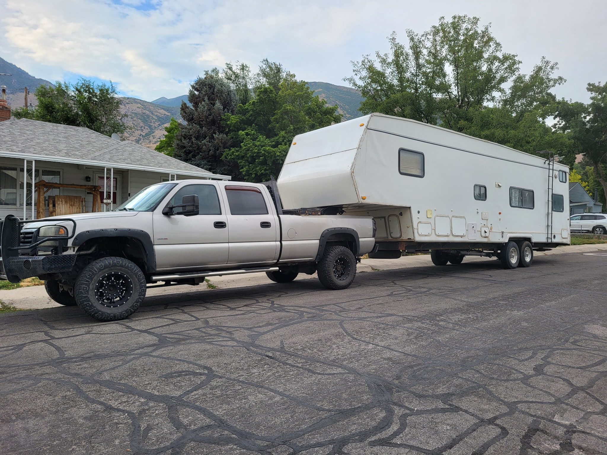 Fifth-wheel camper in tow